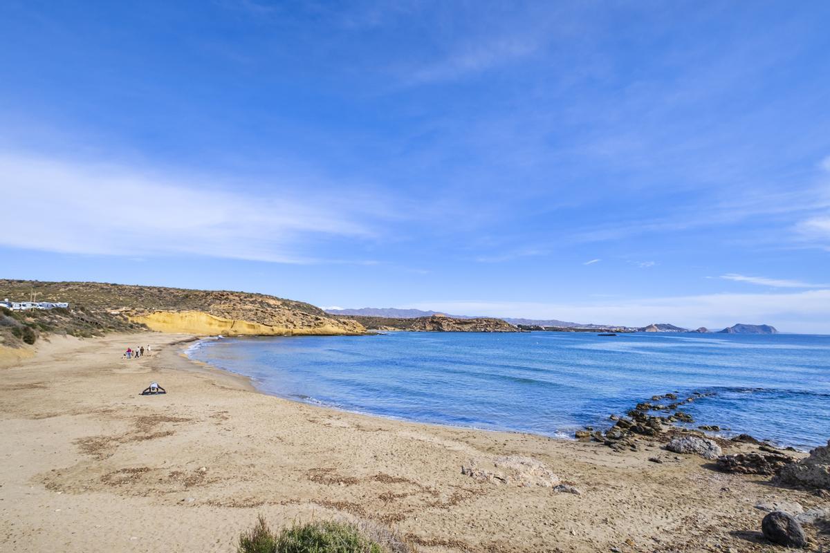 Playa La Carolina en la zona protegida Cuatro Calas en la Región de Murcia