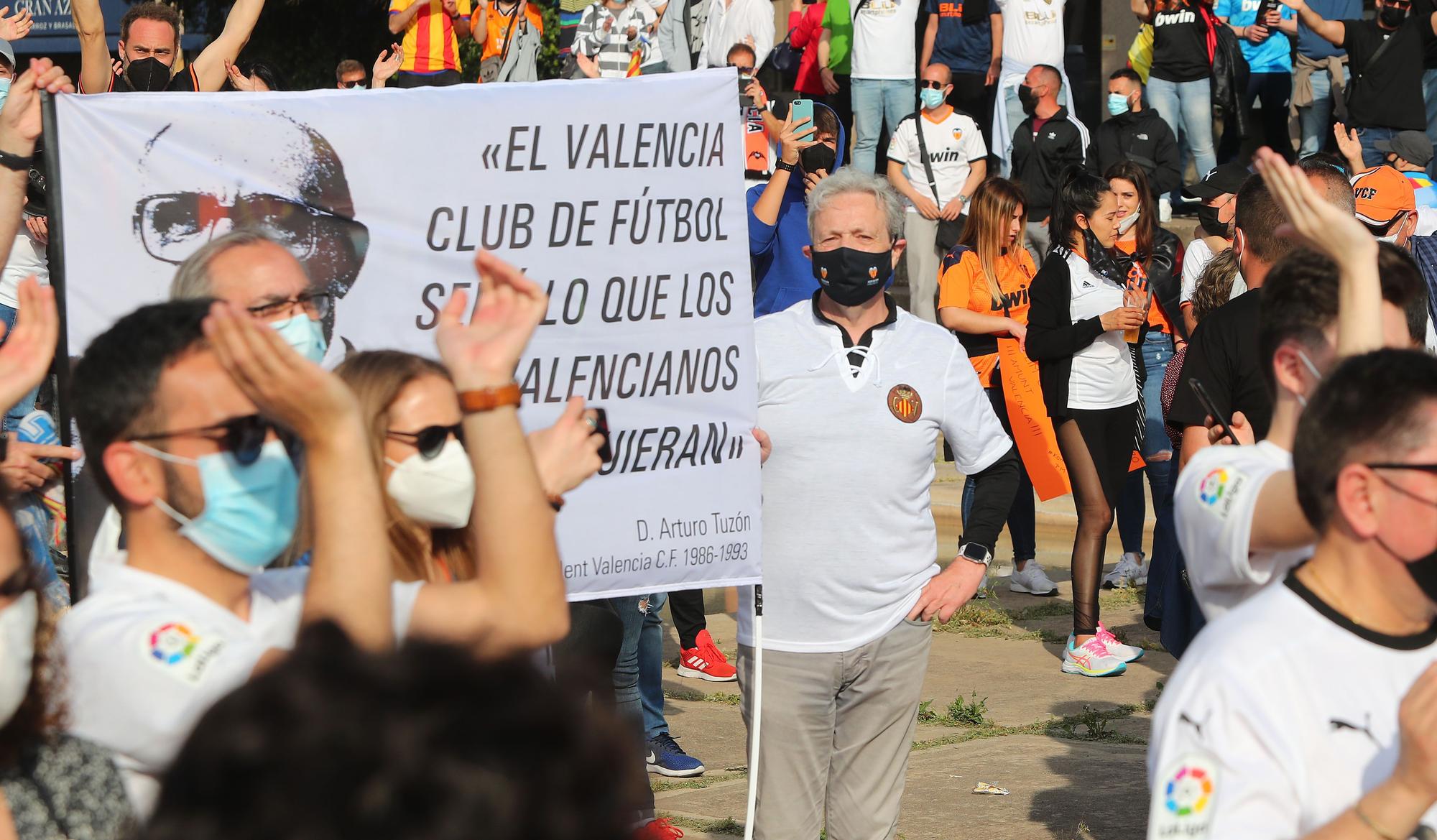 Las imágenes de la marcha de la afición valencianista contra Lim