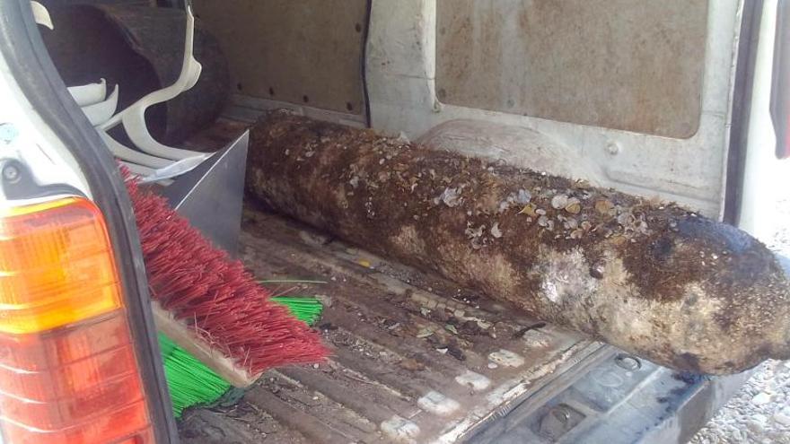 Sacan de una playa de Xàbia una botella de oxígeno que un bañista creyó una bomba