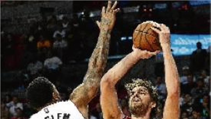 Pau Gasol llança per damunt de la defensa d&#039;Udonis Haslem