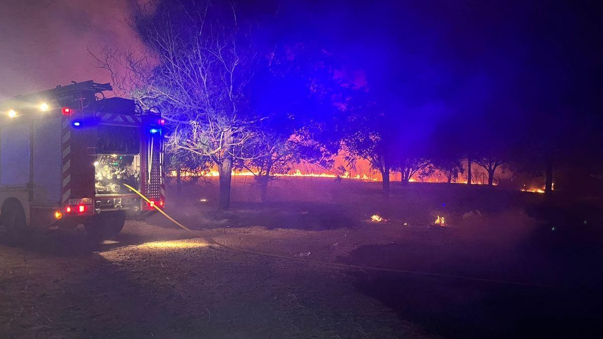 Una de las dotaciones de bomberos del Sepei en la zona del incendio.