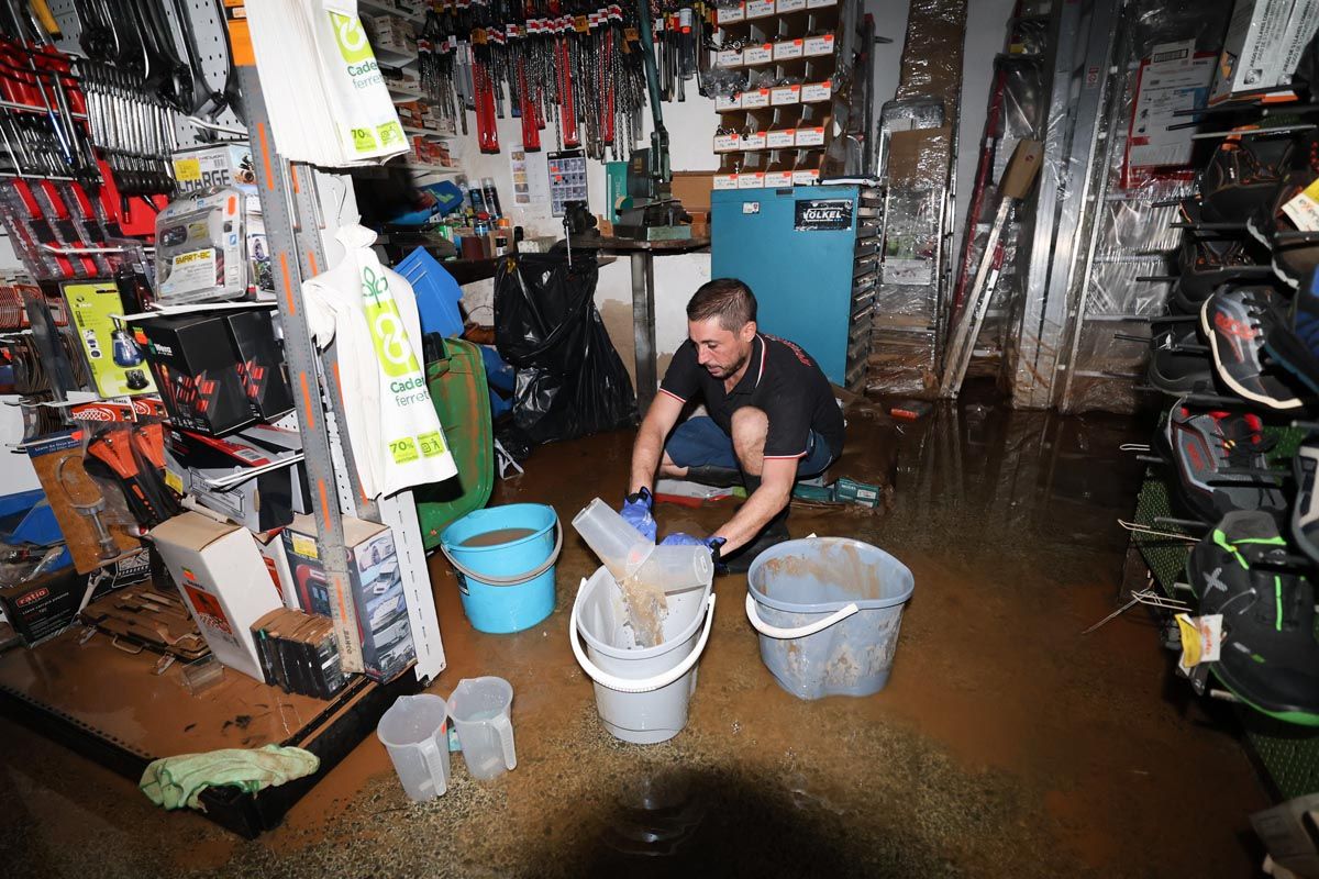 Todas las imágenes de los trabajos de limpieza en los locales de Ibiza inundados por el temporal