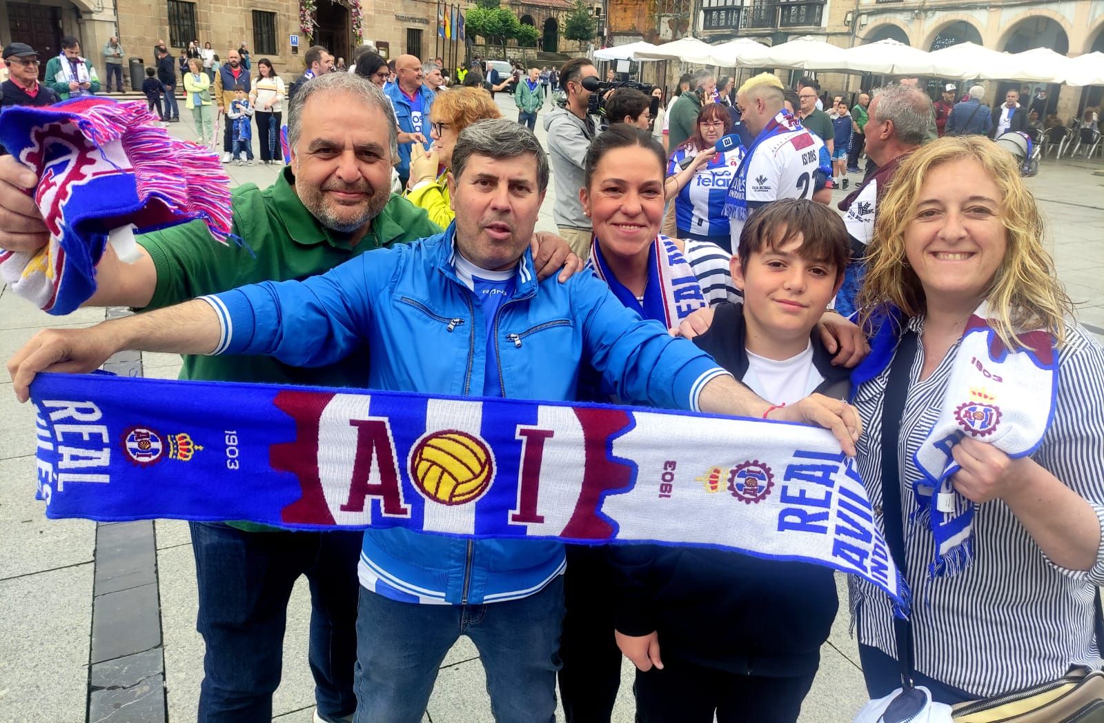 EN IMÁGENES: Así fue el recibimiento de los jugadores del Real Avilés en el Ayuntamiento