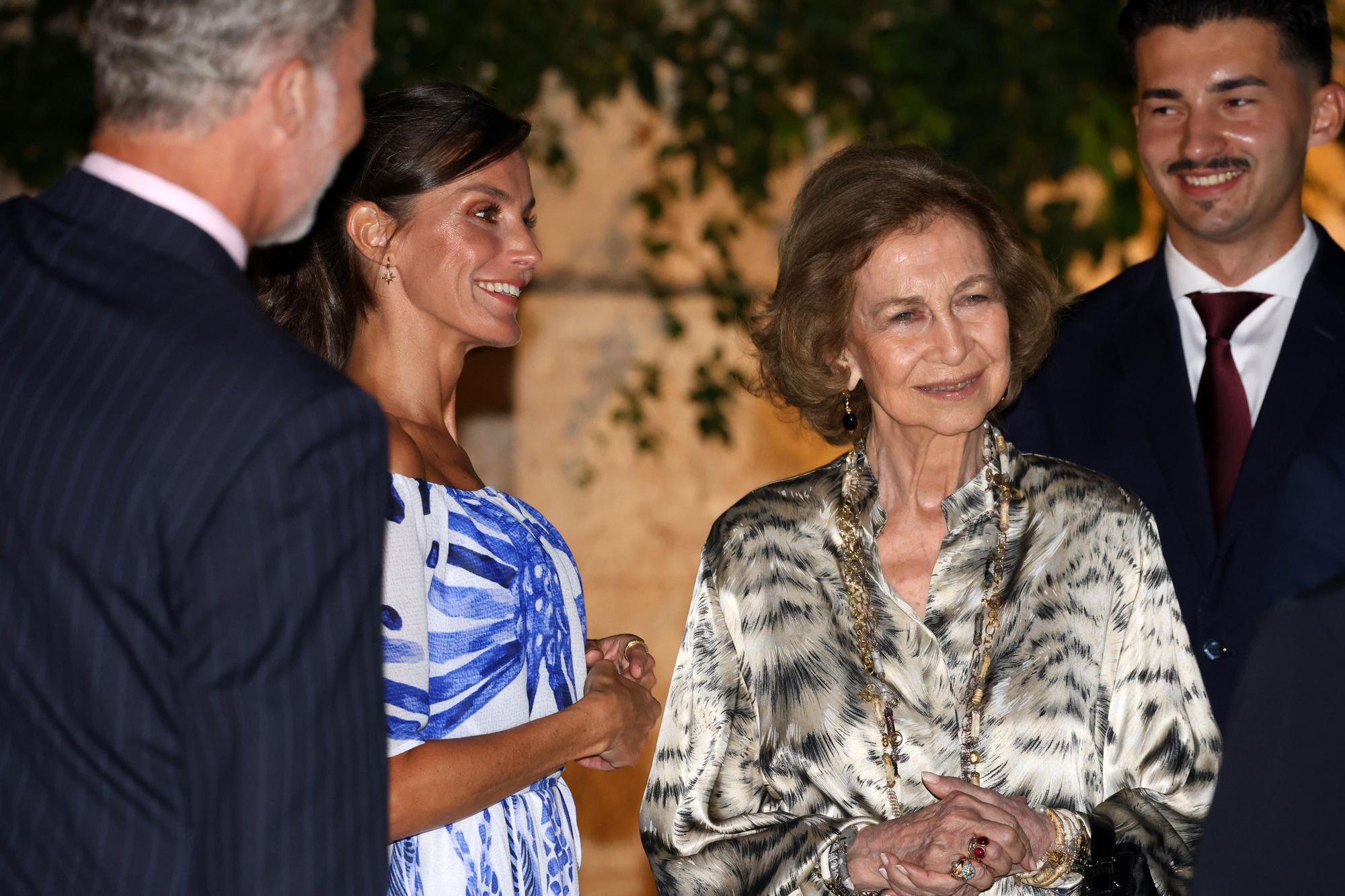 Mira aquí todas las fotos de la visita de los Reyes al Palacio Marivent para recibir a la sociedad balear