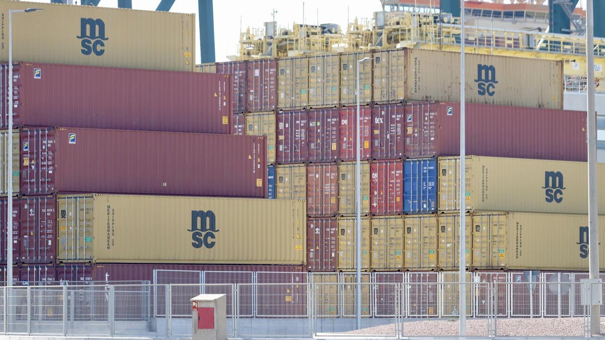 Contenedores en el puerto de València