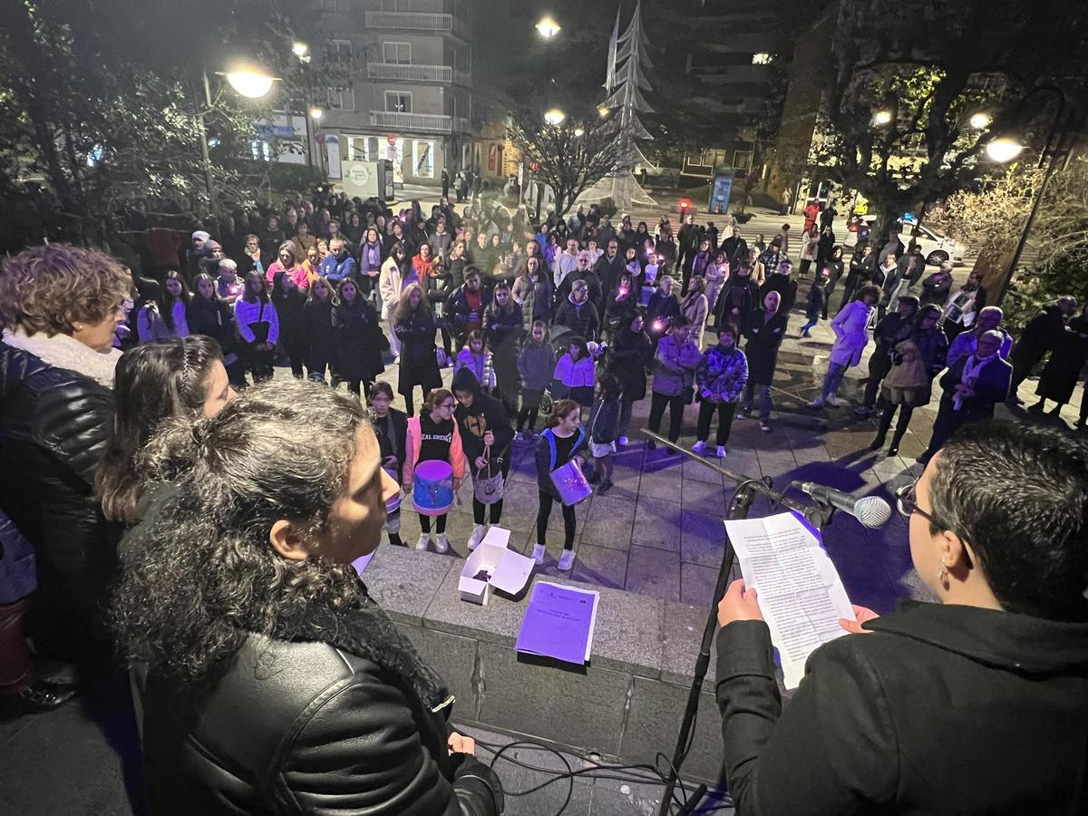 Marta Rial leyó el manifiesto en la Praza do Concello.