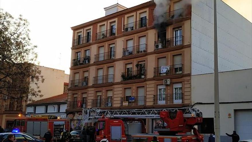 Atendidos dos varones por inhalar humo en el incendio de su vivienda