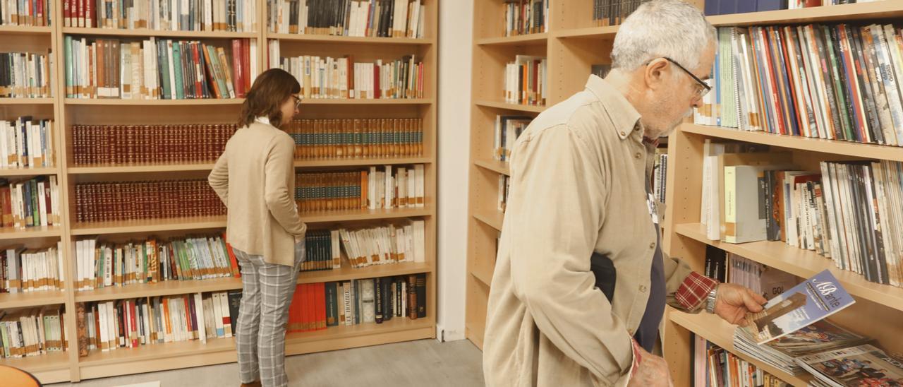 Lectores en una biblioteca valenciana