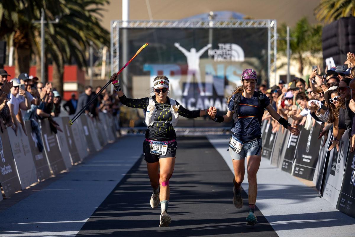 Claudia y Melanie entrando juntas en meta
