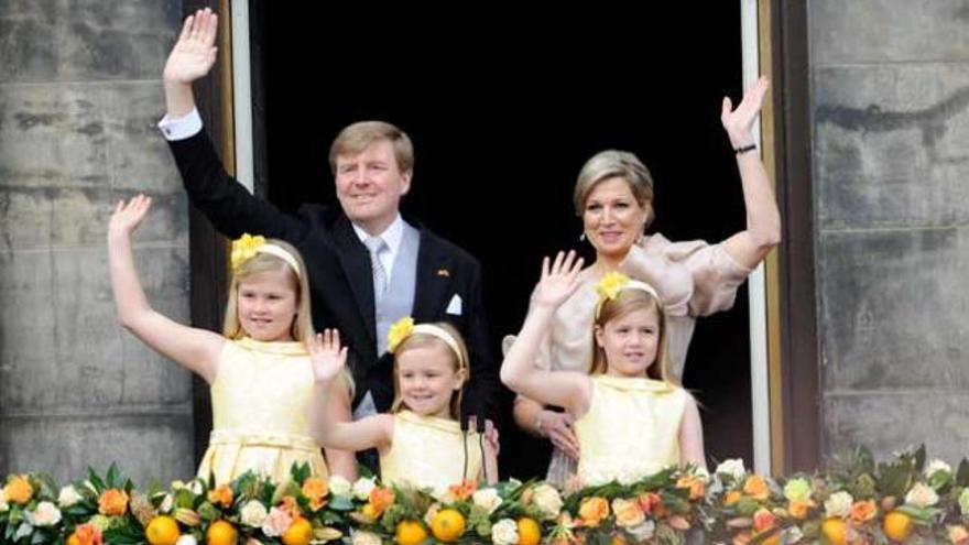 Las hijas de los nuevos reyes de Holanda, vestidas de Pili Carrera en su coronación.