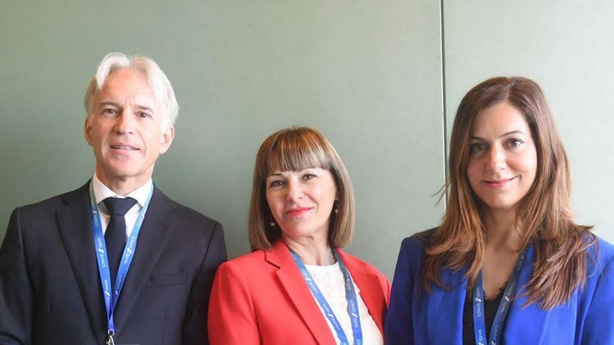 De izquierda a derecha, los doctores Miguel Alonso Bidegaín; Helena Bascuñana y Sara Laxe, ayer, en Palexco. | C. Pardellas