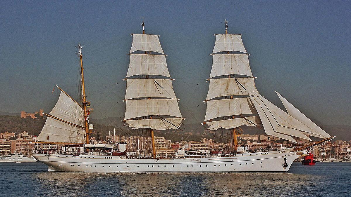 El ‘Gorch Fock’ saliendo del puerto de Palma con todas las velas desplegadas en septiembre de 2004. | MANUEL MORENO