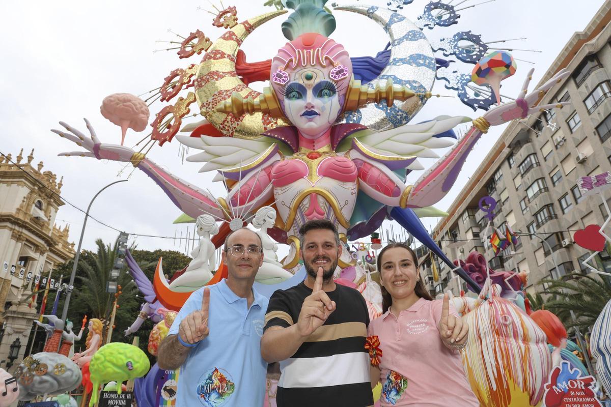David Sánchez Llongo (centro) celebra el primer premio de Hogueras en 2023, junto al presidente de Diputació Renfe, Carlos Ruiz, y su belleza, Vanessa Molina.