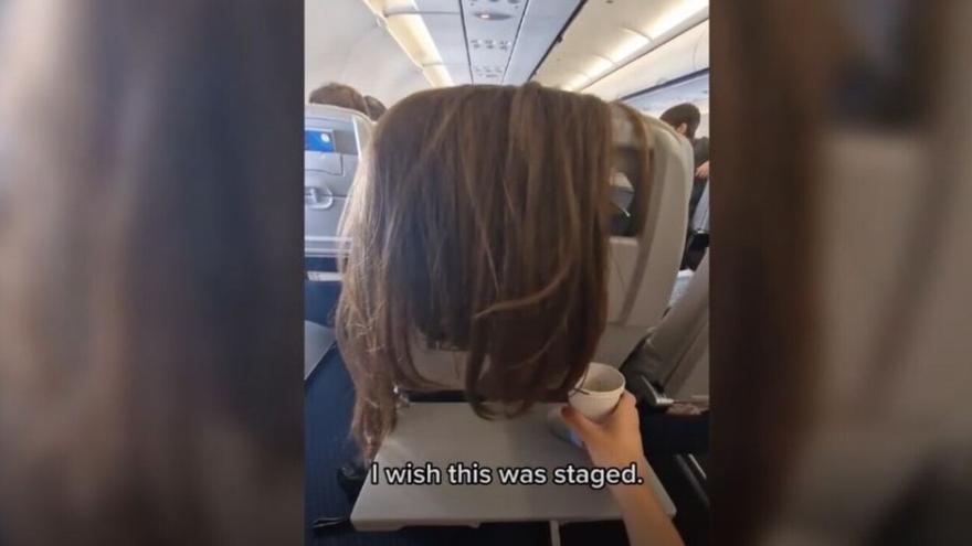 El momento incómodo viral de una pasajera a bordo de un avión