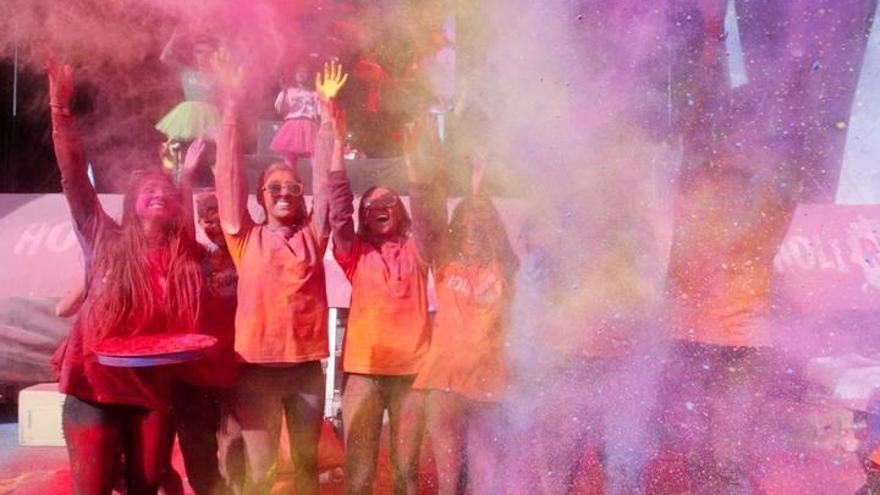 Un grupo de jóvenes cubiertos de color en la edición del año pasado