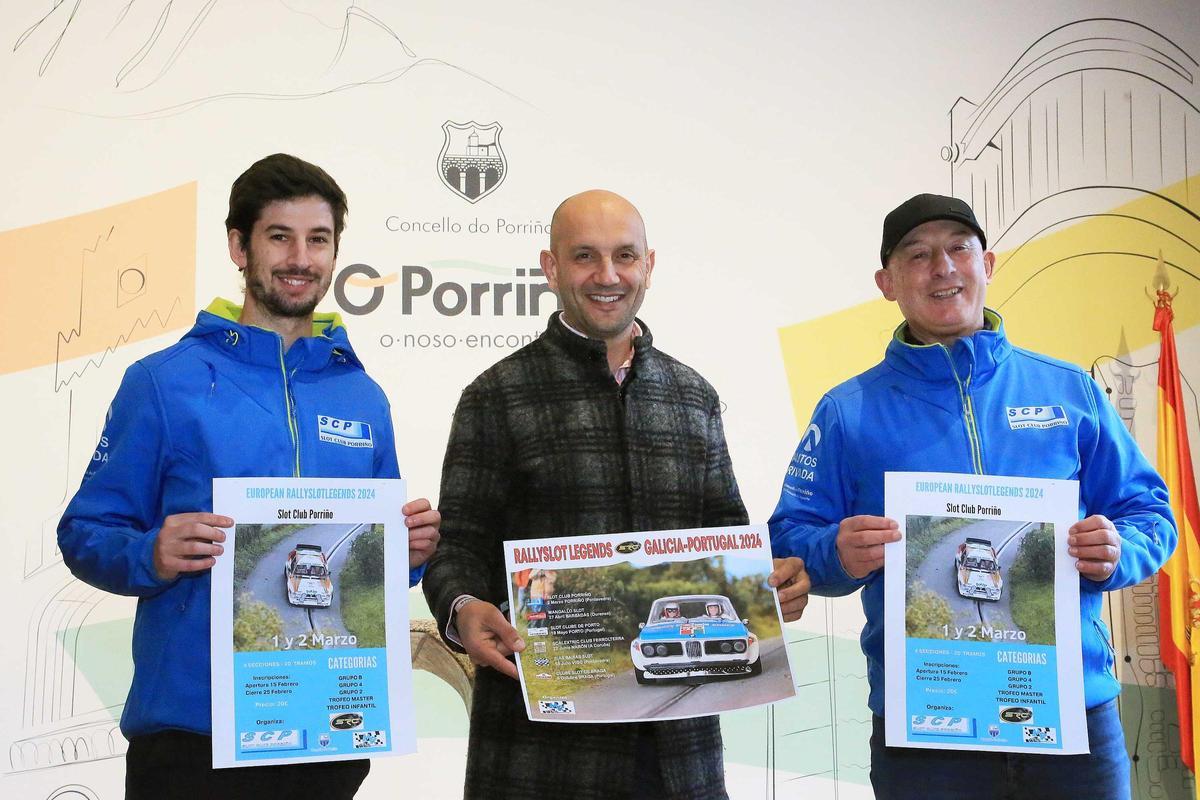 El alcalde de O Porriño, Alejandro Lorenzo, con el presidente del Slot Club Porriño, Jorge Romero, y el piloto Bruno Romero.