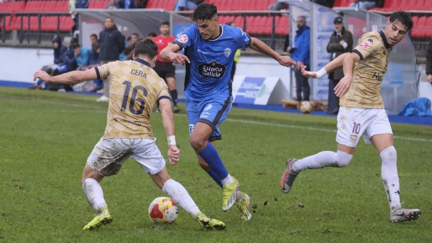 Un momento del partido de ayer en O Couto. |  Roi Cruz