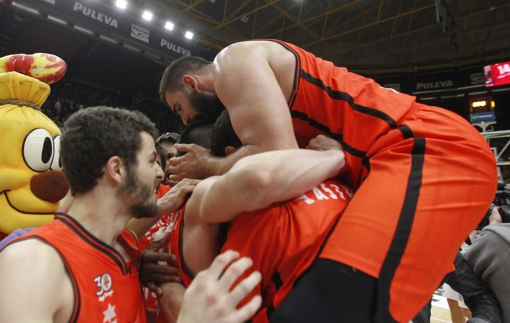 Los jugadores del Valencia BC celebran la victoria