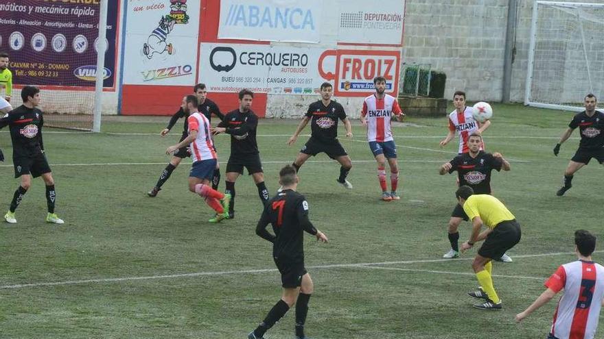 Una acción del encuentro de la semana pasada entre el Alondras y el Racing Villalbés. // Gonzalo Núñez