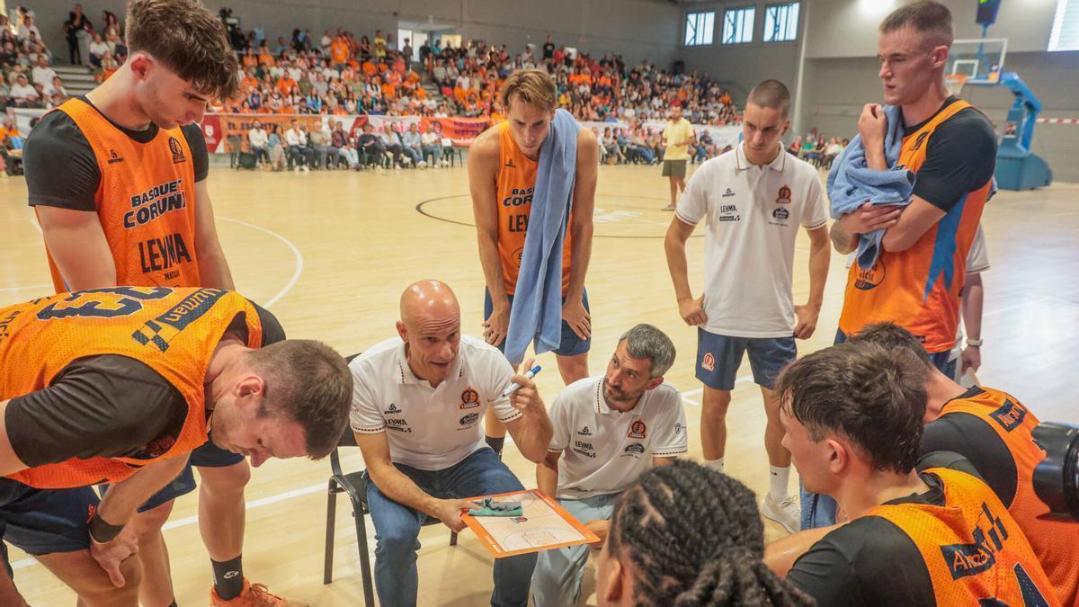 Los jugadores del Leyma rodean a Carles Marco en un tiempo muerto del amistoso ante el Obradoiro en Vilagarcía.