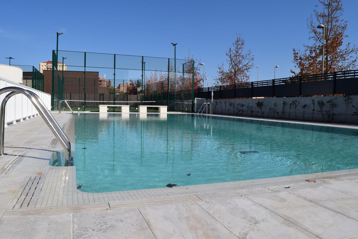 Piscina de residencial los Siete Condes, en Cáceres.