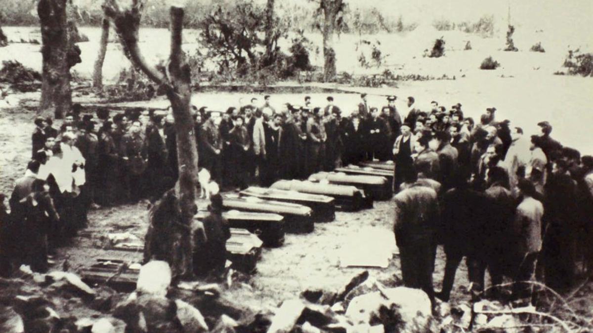 Supervivientes rezan ante los cadáveres de la tragedia de Ribadelago.