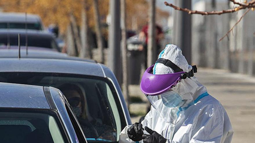 Fila de vehículos que aguarda a la realización de test. | GERMÁN CABALLERO