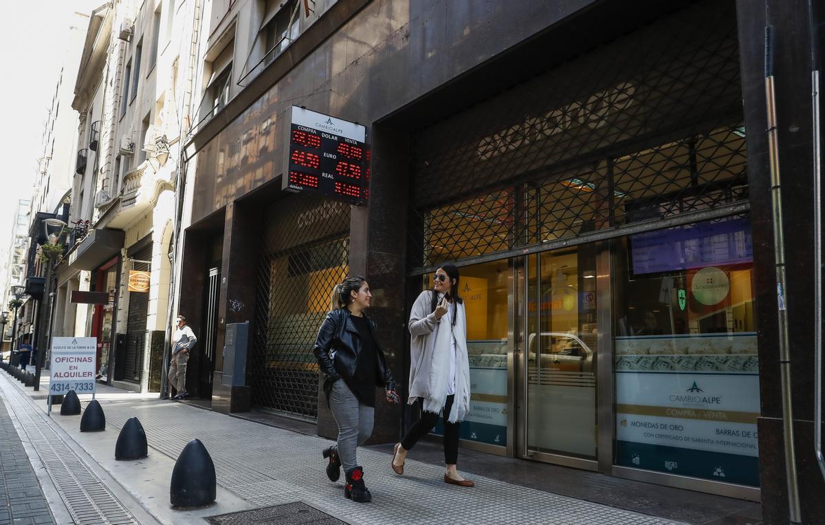 Argentina hace una fuerte corrección en el tipo de cambio oficial