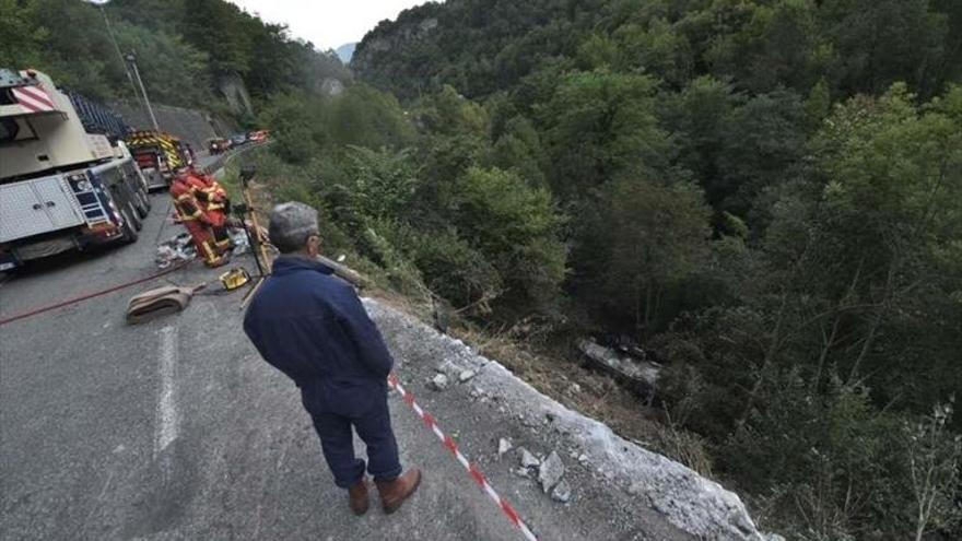 El camión despeñado provoca la contaminación del río Aspe