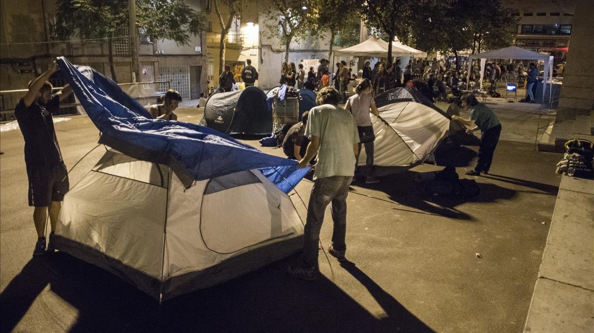 zentauroepp40359605 barcelona 30 09 2017   vecinos de gracia durante montando ti170930211029