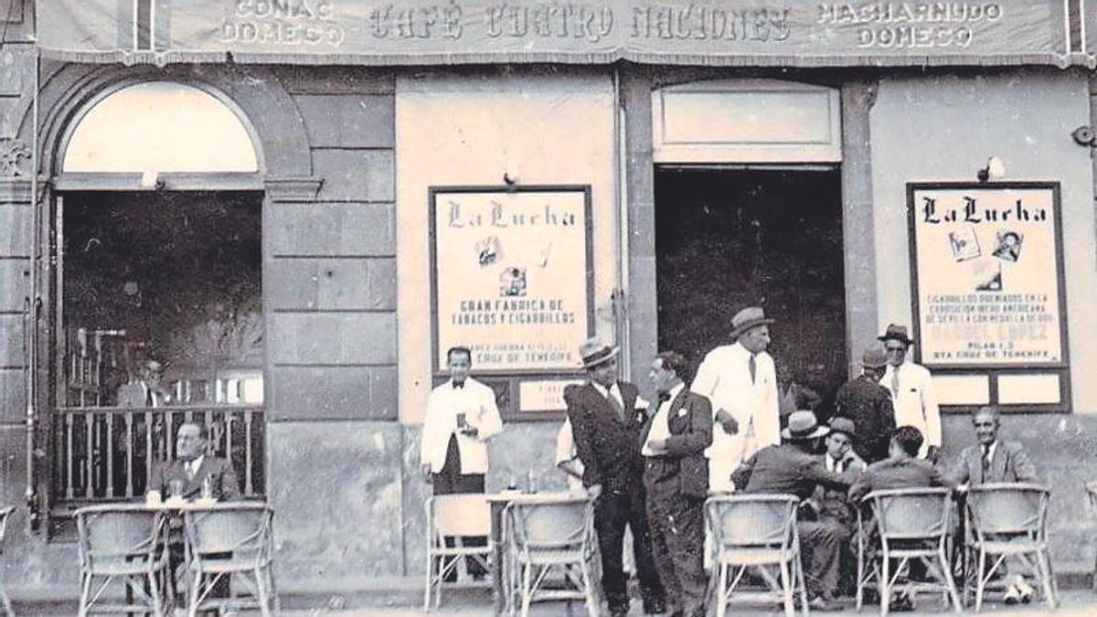 Camareros y clientes en el bar Cuatro Naciones de la plaza de la República de Santa Cruz de Tenerife.