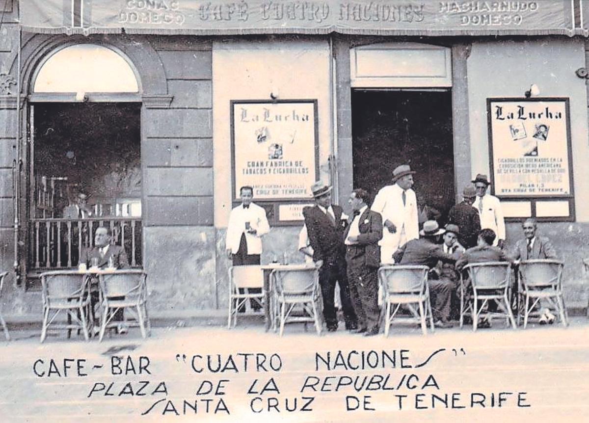 Camareros y clientes en el bar Cuatro Naciones de la plaza de la República de Santa Cruz de Tenerife.