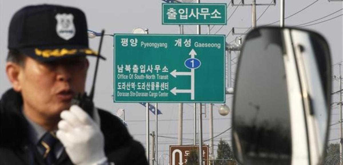 Un agent de seguretat sud-coreà, a prop de la ciutat fronterera de Panmunjom, aquest dijous.