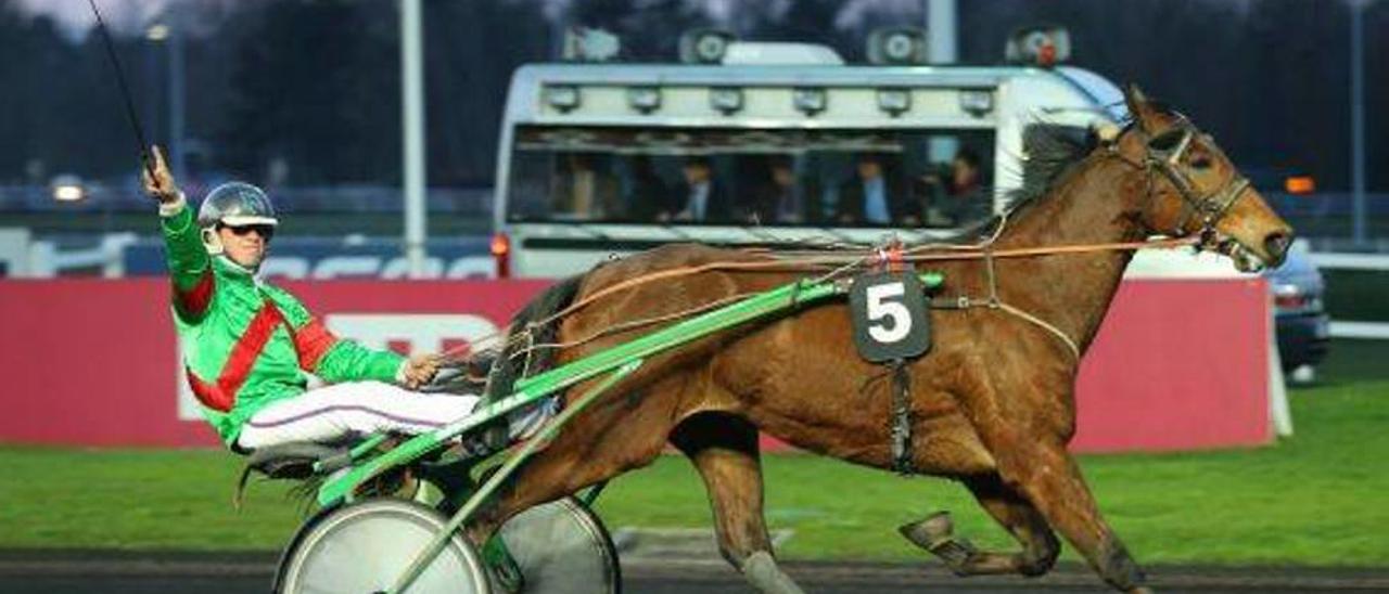 Aiglon Darche ganando en París-Vincennes.