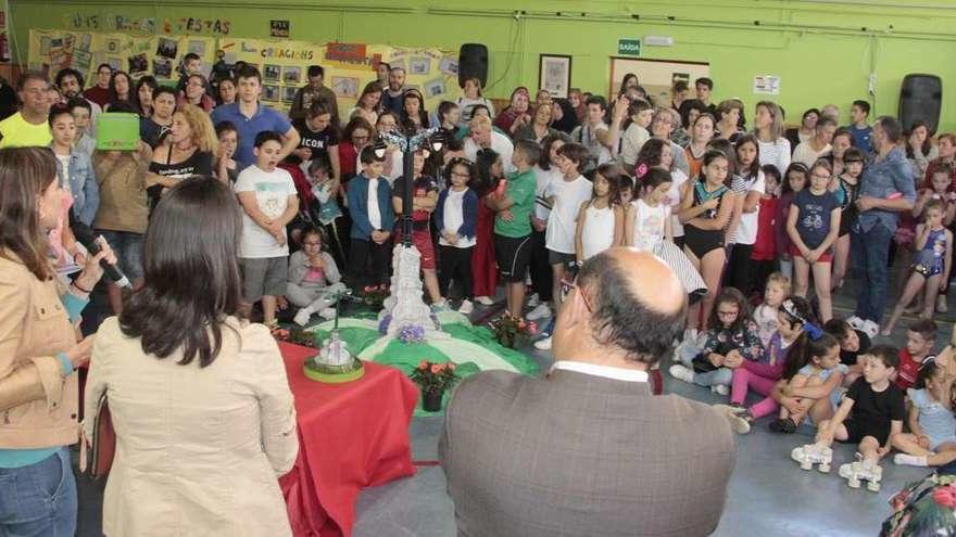 La conselleira de Educación se dirige a la comunidad escolar del CEIP Carballal, acompañada por la alcaldesa de Marín, de espaldas.  // S.A.