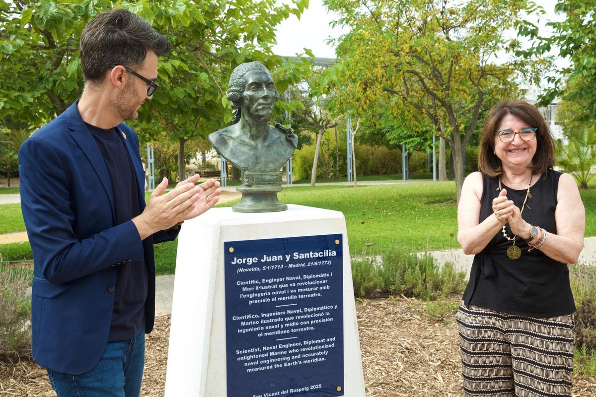Momento del descubrimiento del busto de Jorge Juan, con Navarro y Martínez.