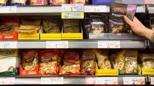 Estantes de frutos secos y otros snacks en un supermercado de Barcelona