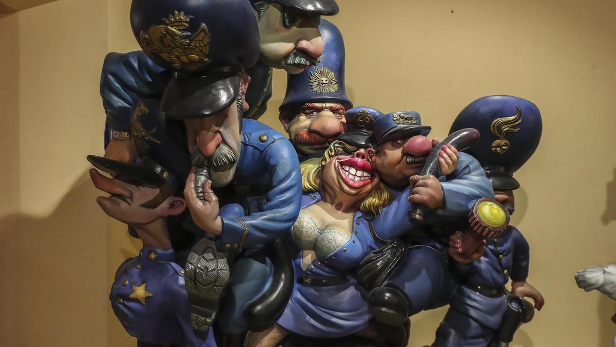 La escena de &quot;Loca academia de policía&quot;  muestra al personaje de la agente con una imagen hipersexualizada.