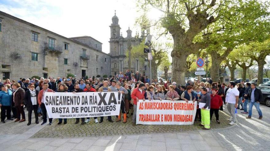 Los concentrados muestran su protesta ante el consistorio. // Gustavo Santos