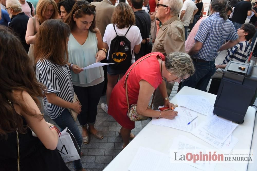 Protesta a las puertas del Ramón Gaya