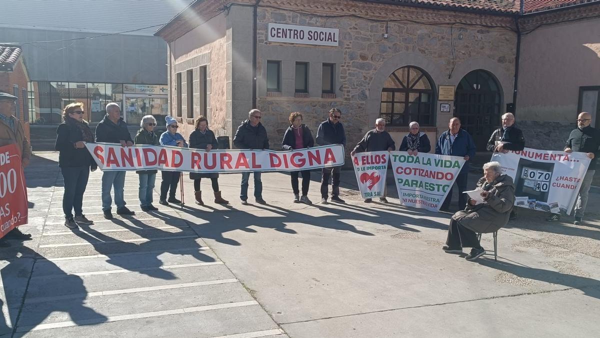 Concentración 197 por una Sanidad Pública Digna celebrada en Bermillo de Sayago.