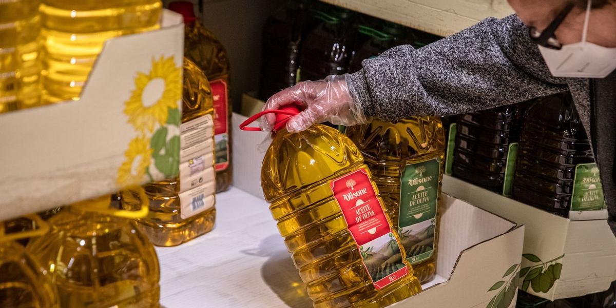 Los consumidores han visto cómo escalaba sobremanera el precio del aceite de oliva, a raíz de una sequía que ha dejado bajo mínimos estas últimas cosechas. | L. O.