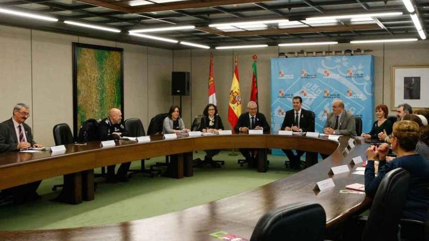 Representantes en la Comisión Territorial contra la Violencia de Género celebrada ayer.