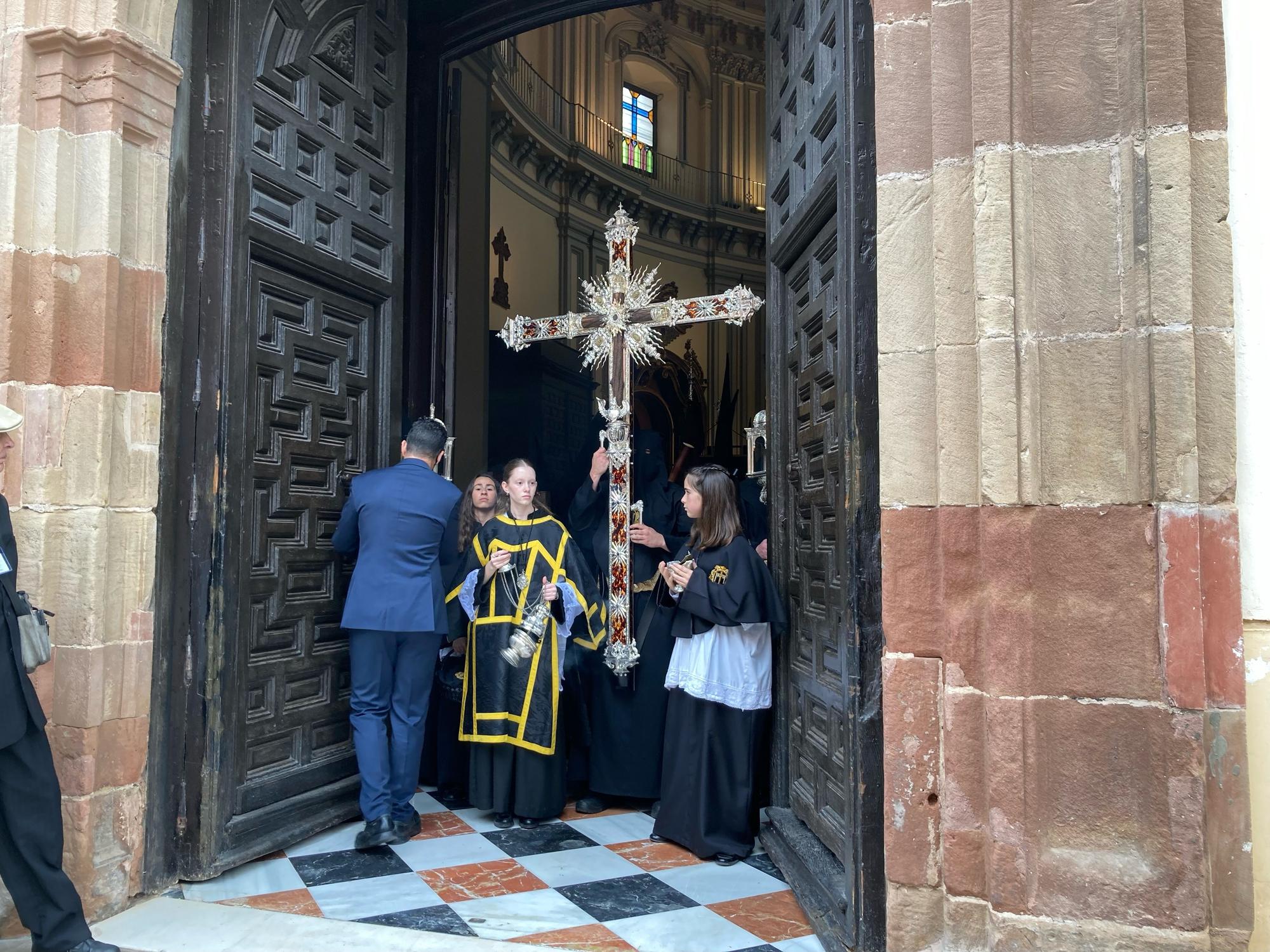 Salida de la Hermandad de la Santa Cruz en el Jueves Santo de Málaga.