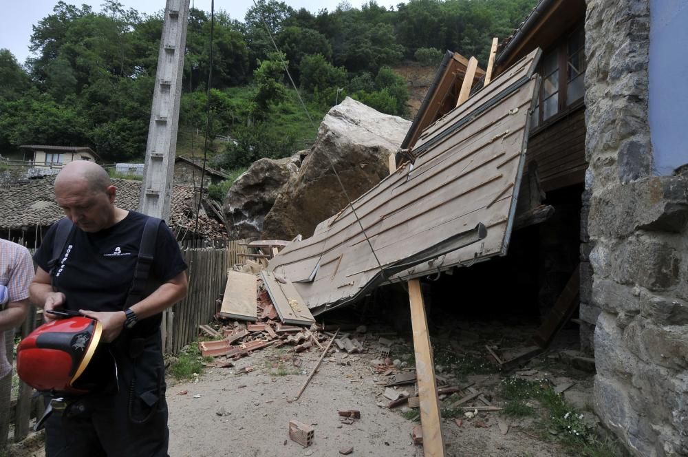 Un argayo obliga a desalojar un pueblo en Lena