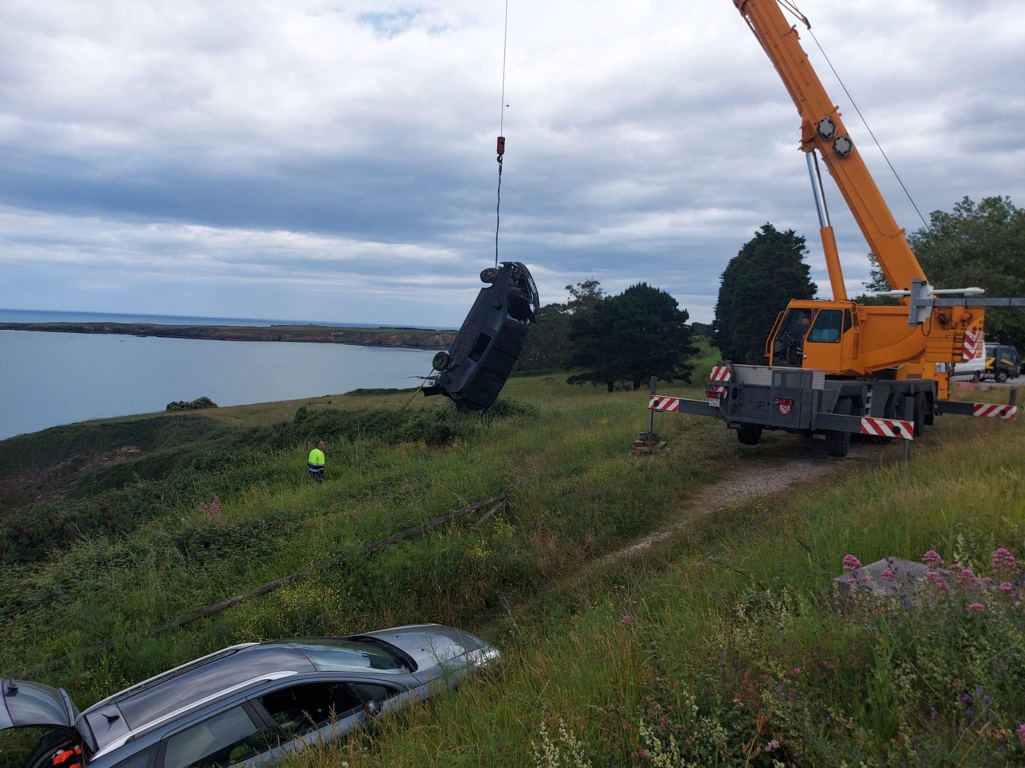 En imágenes: Así fue el rescate del coche que cayó a la ría del Eo por un despiste del conductor