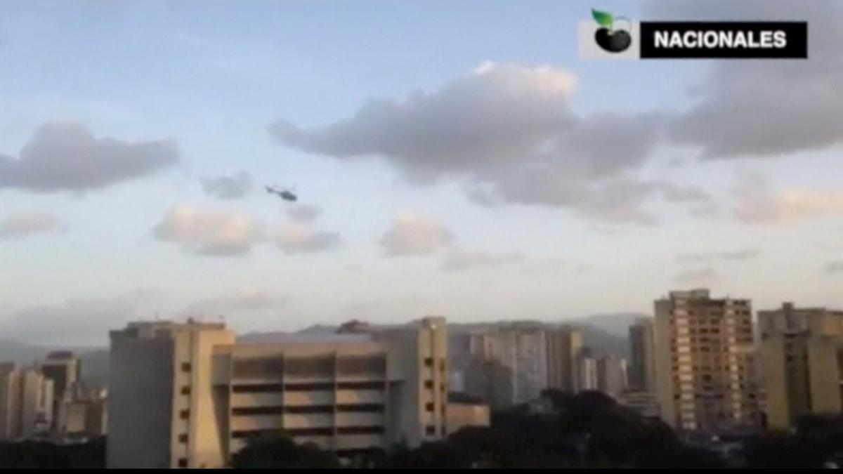 Imagen del helicóptero sobrevolando la sede del Tribunal Supremo, este martes en Caracas.