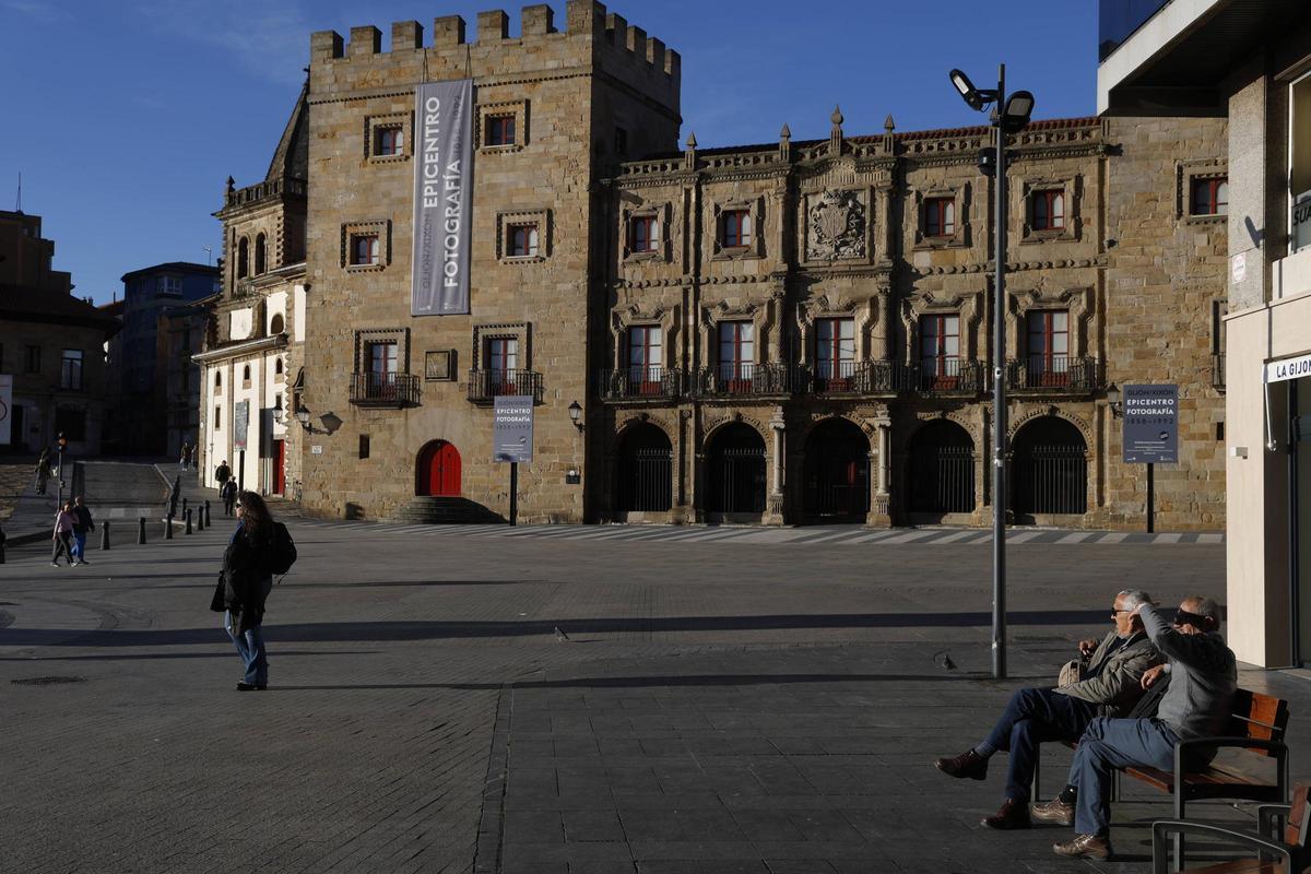 Una vista del Palacio de Revillagigedo.