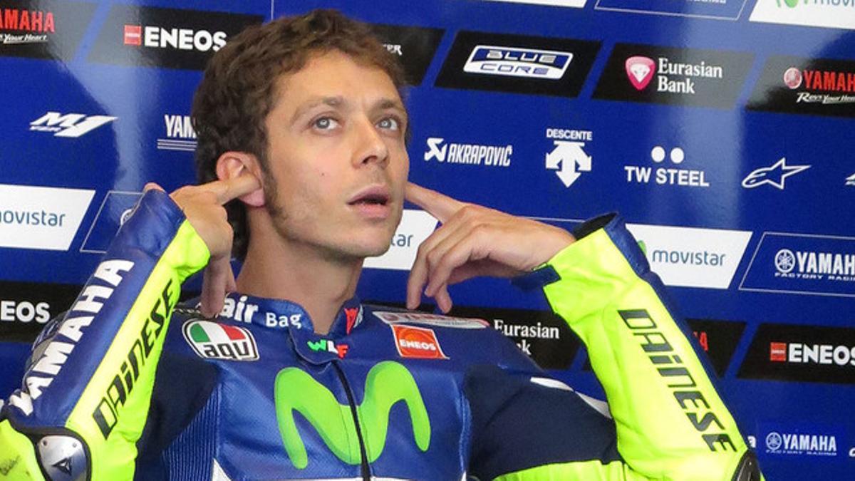 Valentino Rossi, durante un descanso, en el box de Yamaha