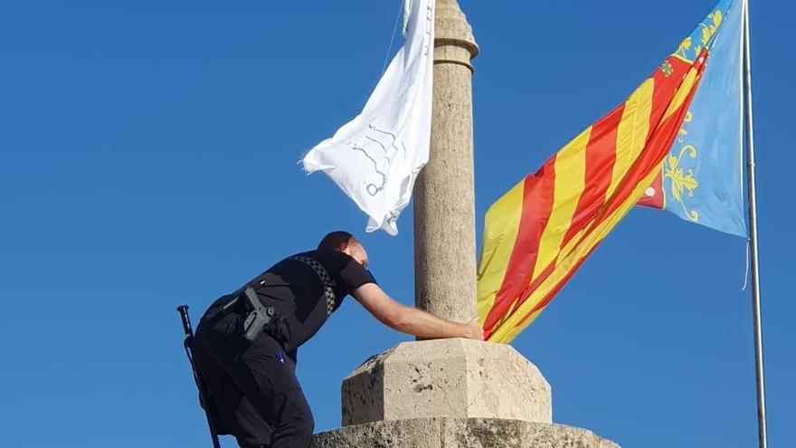 Aparece una bandera con versículos del Corán en las Torres de Serranos de Valencia